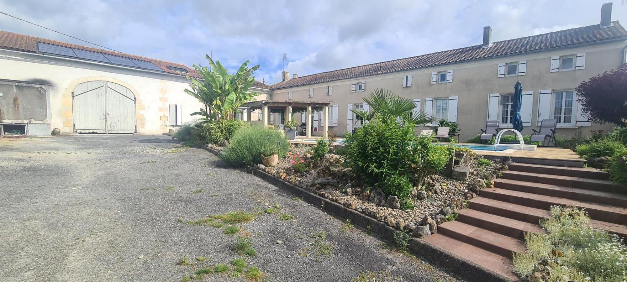 Gites De 2 A 11 Personnes Au Domaine D'Usson Echebrune Ngoại thất bức ảnh